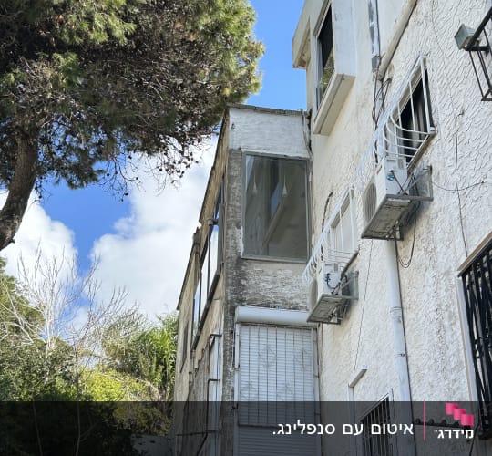 תריסים סגורים על חלונות בניין ישן